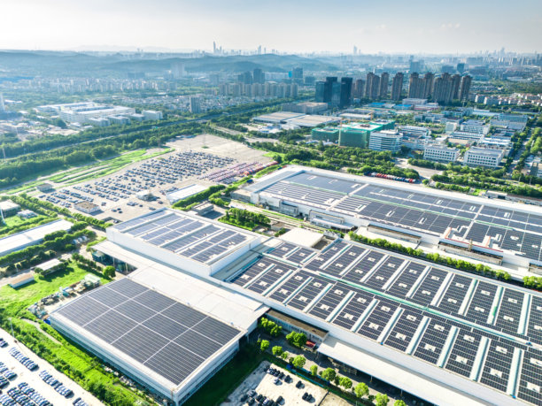 大型停车场与太阳能发电厂的航拍照片图片下载