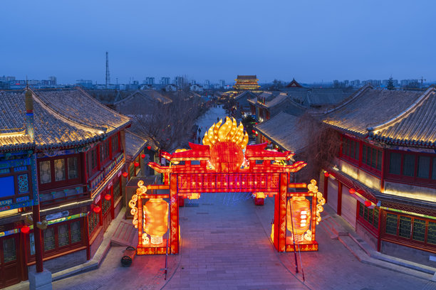 夜晚的山海关长城，照片中的字翻译为“山海关”。图片下载