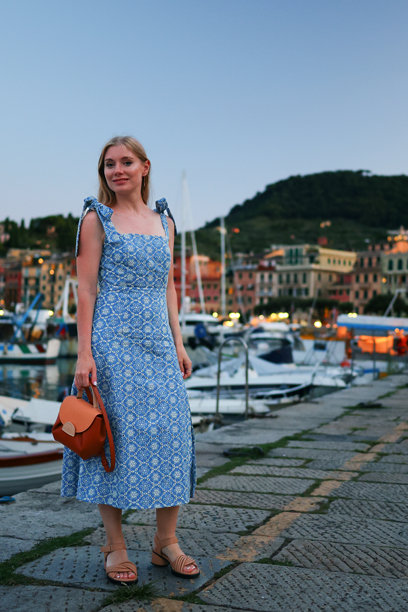 傍晚照片。游览意大利波托菲诺。度假旅游女孩欣赏波托菲诺港口的美景。迷人的年轻浪漫女性享受意大利波托菲诺风景如画的村庄。图片下载