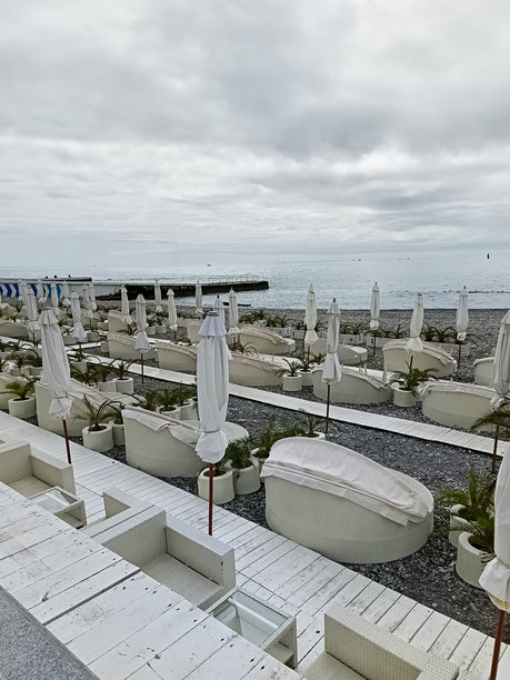 海滩季节的准备。海边休息的地方。躺椅、伞、沙滩椅。竖版照片。图片下载