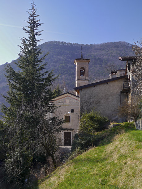位于特雷莫西内市的穆西奥小村庄中的教堂。图片左侧是一棵大雪松。图片下载