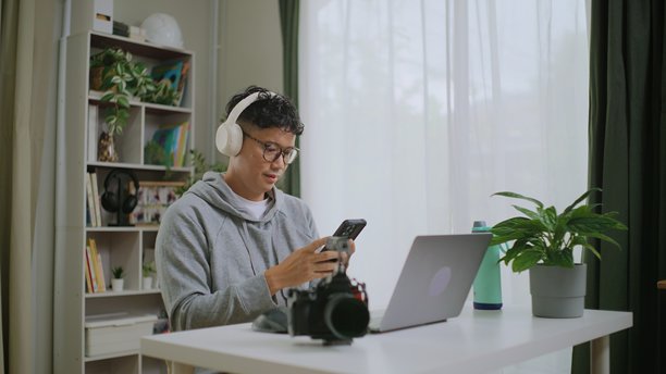 亚洲视频编辑使用人工智能编辑摄像机拍摄的素材。图片下载