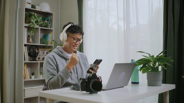 亚洲视频编辑使用人工智能编辑摄像机拍摄的素材。图片下载