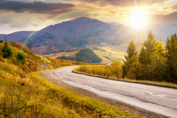 秋天日落时分的山地风景中的公路图片下载