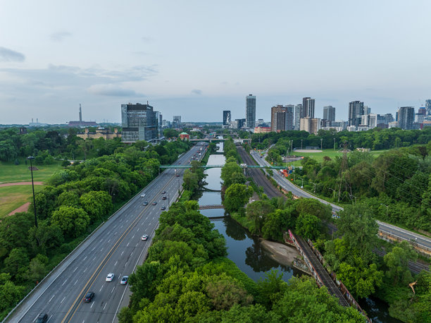 多伦多唐谷河及唐谷公路的航拍照片。图片下载