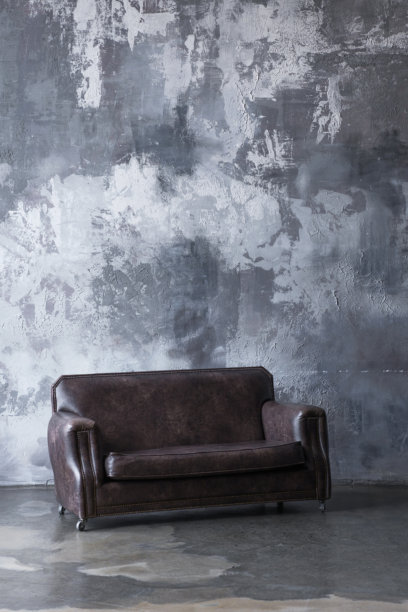 复古棕色皮革沙发，适用于工业风格室内家居装饰和家具目录图片下载