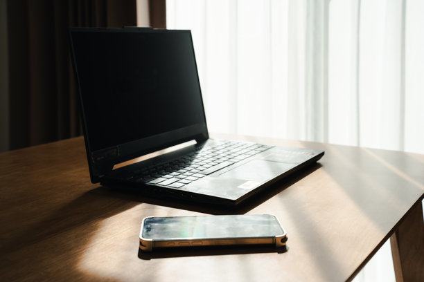 一台笔记本电脑和一部智能手机的照片图片下载