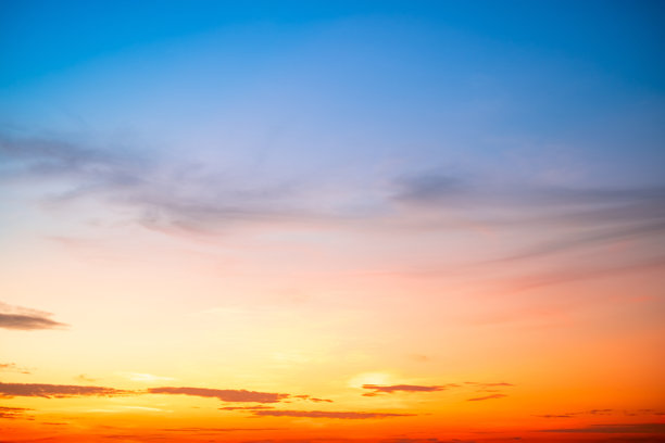 美丽奢华的柔和渐变橙金色云彩和阳光映照在蓝天上，适合用作背景，拍摄于傍晚黄昏，大尺寸，高分辨率风景照片图片下载