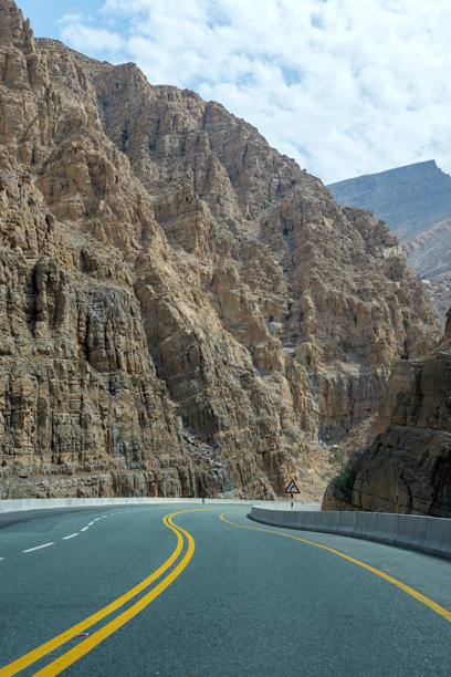 蜿蜒的孤独道路穿过崎岖的山地风景。山路，驾驶，路线 - 适合旅行、冒险和驾驶自由。图片下载