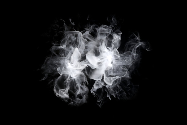 抽象白色烟雾的照片。插图展示了纹理，烟雾效果叠加，独立于黑色背景。图片下载