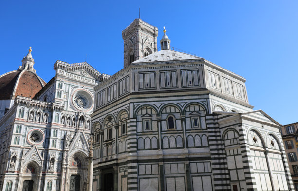 古老的洗礼堂和大教堂，带有圆顶的城市全景照片图片下载