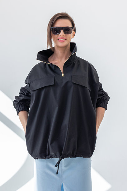 穿着黑色风衣和浅蓝色裙子的优雅女性，背景为白色。时尚女性风格。摄影棚拍摄。竖版照片。图片下载