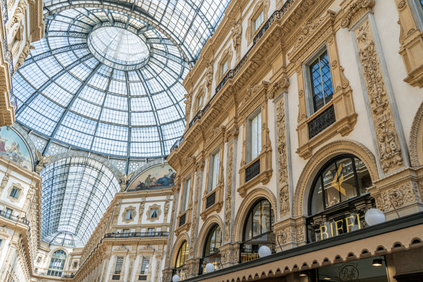 购物中心的玻璃屋顶。维托里奥·埃马努埃莱二世长廊的奢侈品店橱窗。欧洲品牌世界中心的促销。图片下载