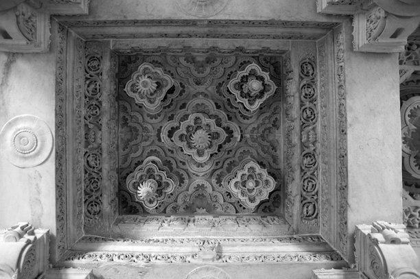 库姆巴里亚耆那寺大理石天花板上的装饰雕刻黑白照片图片下载