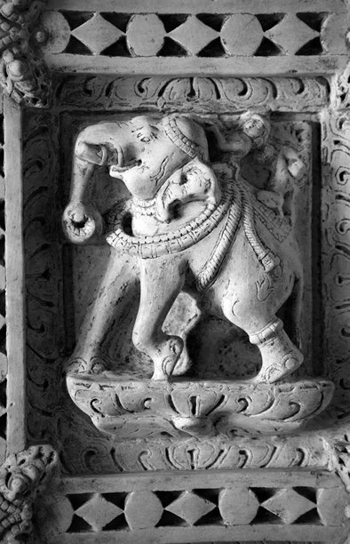 库姆巴里亚耆那寺墙上的大象雕刻黑白照片图片下载
