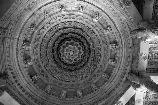 库姆巴里亚耆那教寺庙大理石天花板上的装饰雕刻黑白照片图片下载