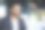 专注自信的商人在工作中的特写照片，思考的男人正在阅读电子报告。商人在办公室内使用电脑工作。图片下载