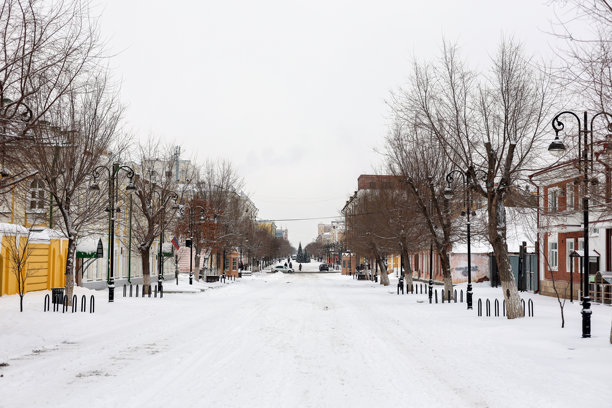 为圣诞节和新年庆祝活动装饰的俄尔滨市苏维埃街。编辑类图片图片下载
