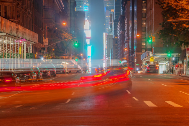 纽约夜间交通拥堵的长时间曝光照片图片下载