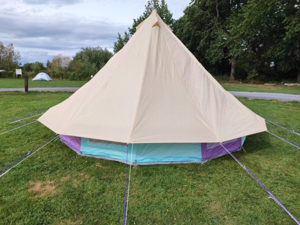 英格兰格拉斯顿伯里露营地的帐篷照片。图片下载
