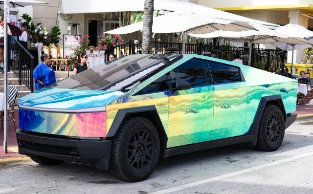 特斯拉赛博卡车的电动汽车。特斯拉赛博卡车停在户外。特斯拉赛博卡车，侧面视图。2024年特斯拉赛博卡车电动皮卡，汽车改装。图片下载