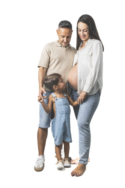 快乐的孕妇与丈夫和可爱的三岁儿子，三人都穿着牛仔裤和浅色衬衫，背景为白色。图片下载