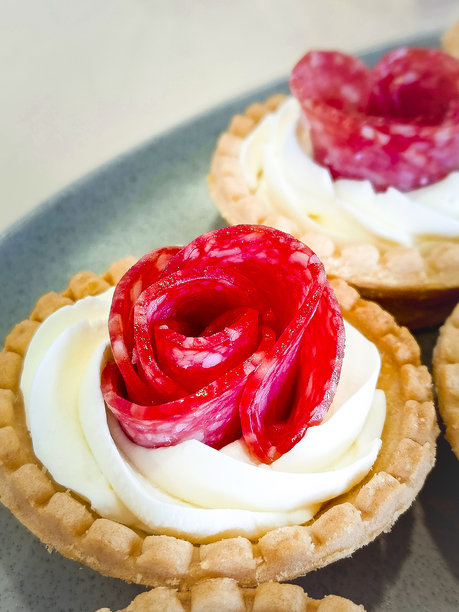 烤制的黄油饼干篮，内填奶油和熏香肠。特写，竖版照片。图片下载