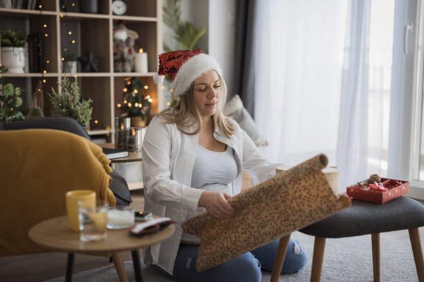 孕妇在家包裹圣诞礼物图片下载