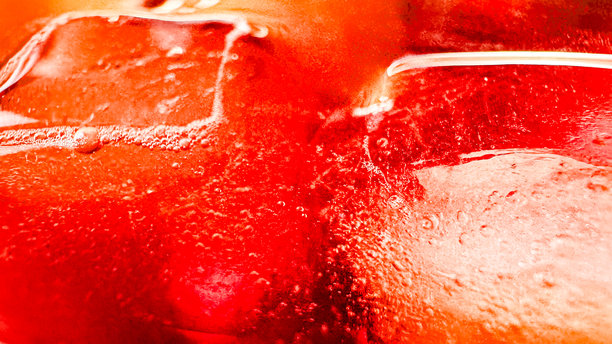 美丽的冰镇可乐饮料，杯中装有冰块的特写照片。浅景深。高质量照片。图片下载