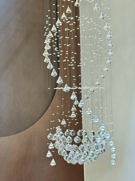水晶吊灯挂在墙上，特写照片图片下载