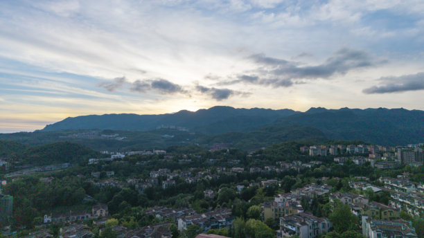 重庆市武隆区仙女山镇的夏季别墅航拍照片图片下载