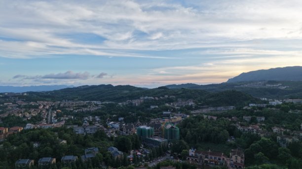 重庆市武隆区仙女山镇的夏季别墅航拍照片图片下载