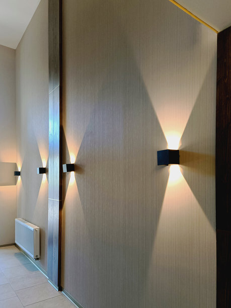 现代墙壁灯。时尚的室内装潢。竖版照片。图片下载