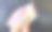 手握沙特里亚尔纸币的特写照片图片下载