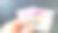 手握沙特里亚尔纸币的特写照片图片下载