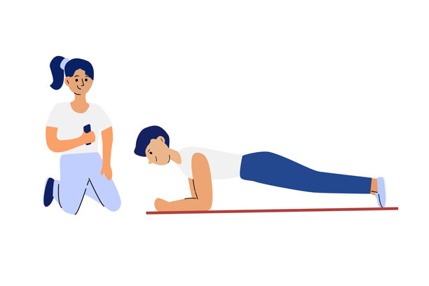 亚洲女性教练指导亚洲男性年轻人进行平板支撑练习图片下载