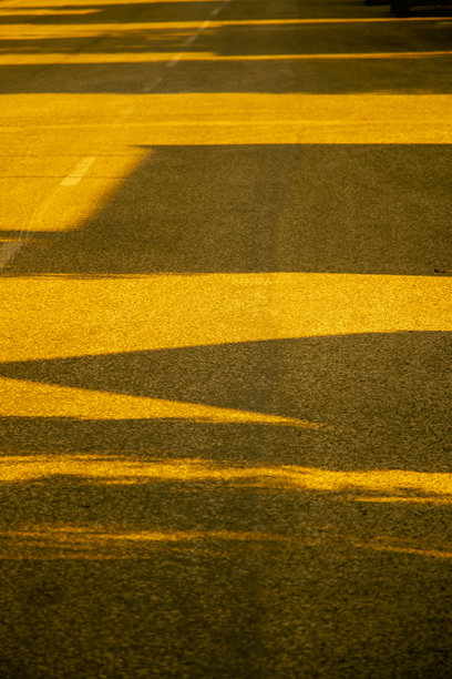 日落时分，沥青道路上的阴影。艺术照片。剪影。留白。图片下载