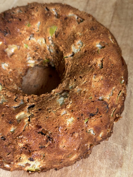 在不粘的圆环蛋糕模具中烘焙苹果蛋糕，家庭烘焙，新鲜出炉的金色蛋糕，自制甜点图片下载