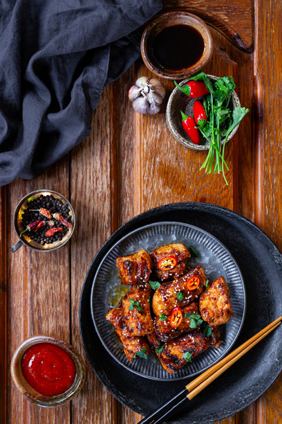 亚洲烤猪肉配有沙茶酱、辣椒和芝麻。酱油炒制的肉块，俯视图竖版照片。图片下载