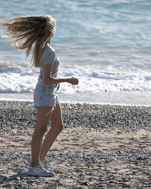 快乐的海滩上玩耍的青春期女孩特写照片图片下载
