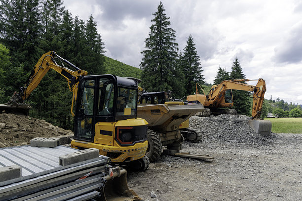 山地工地上的建筑机械图片下载