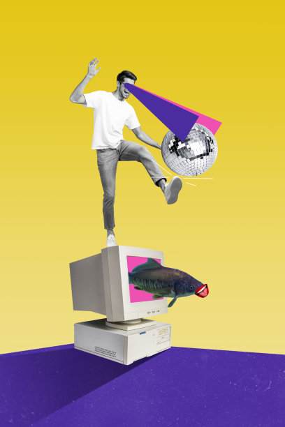 快乐男人在电脑显示器前跳舞的竖版照片拼贴，疯狂的鱼嘴和迪斯科球，适合周末活动的场合，背景为涂鸦风格。图片下载