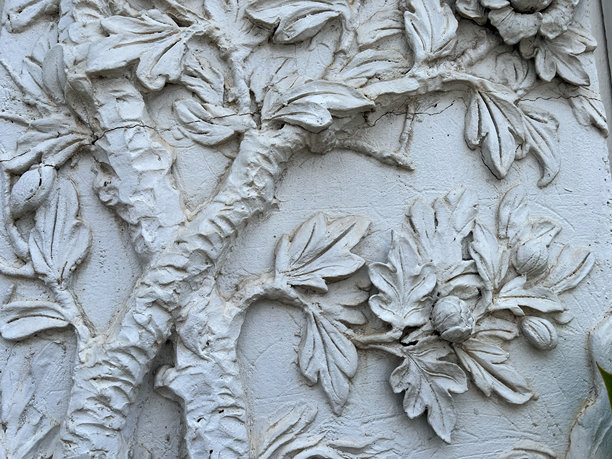 老建筑墙壁上的装饰性灰泥特写照片图片下载