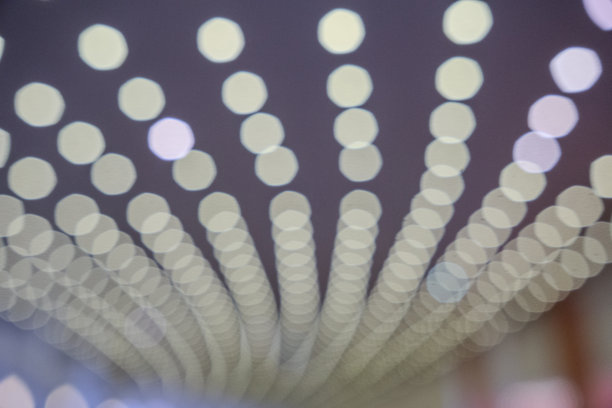 白色和黄色LED灯光图案的虚化背景照片图片下载