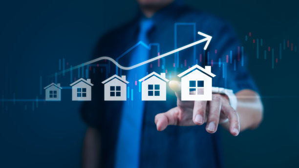 商人指着房屋图标，伴随上升的财务图表，展示房地产市场增长和物业投资趋势概念图片下载