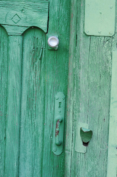 旧绿色木门，带锁和钥匙孔，特写照片图片下载