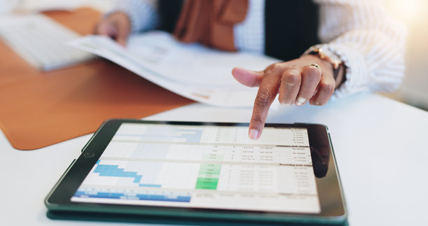 手、平板电脑和带有电子表格的屏幕，企业机构的人力资源管理。人员、触摸屏用户体验和点击以查看统计数据、图表和公司行政文件。图片下载