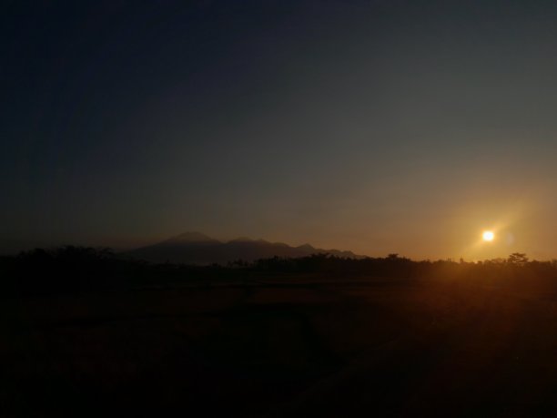 稻田日落的风景照片图片下载