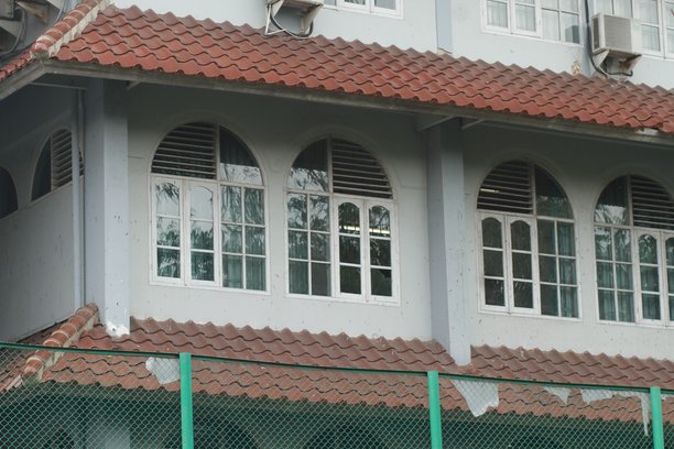 一栋红色屋顶的房子图片图片下载