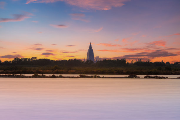 泰国佛教塔的傍晚景色与美丽的自然，湖面上色彩斑斓的日落，映照出佛教寺庙和塔的影子 - 这是一幅真正宁静而祥和的照片。图片下载